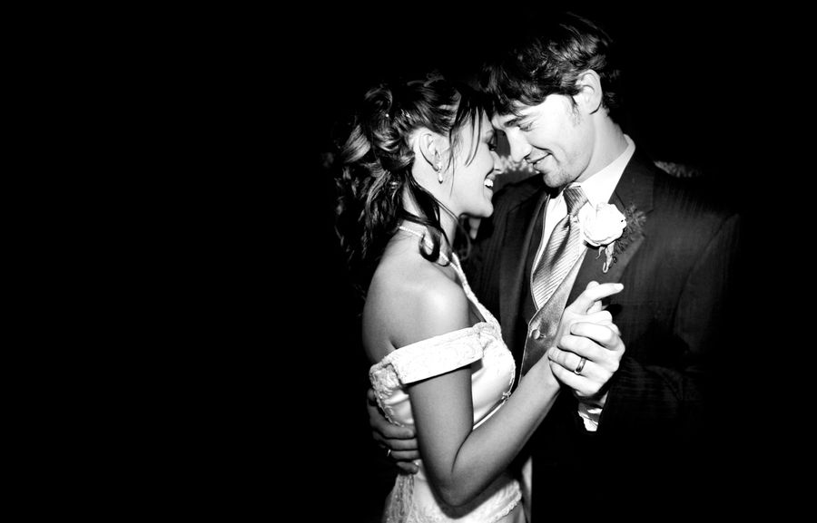 Bal d'ouverture à un mariage, les mari et femme en train de danser, photo noir et blanc