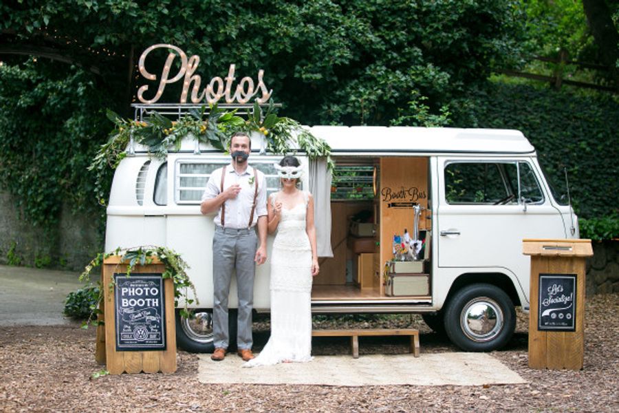 Camionnette ou fourgon pour un photo booth de mariagge original devant lequel posent le couple de mariés