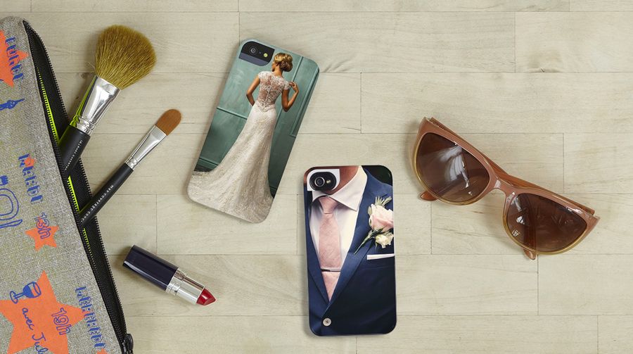 Deux coques de téléphone personnalisées avec des photos de mariage bohème ou vintage, la mariée et le marié