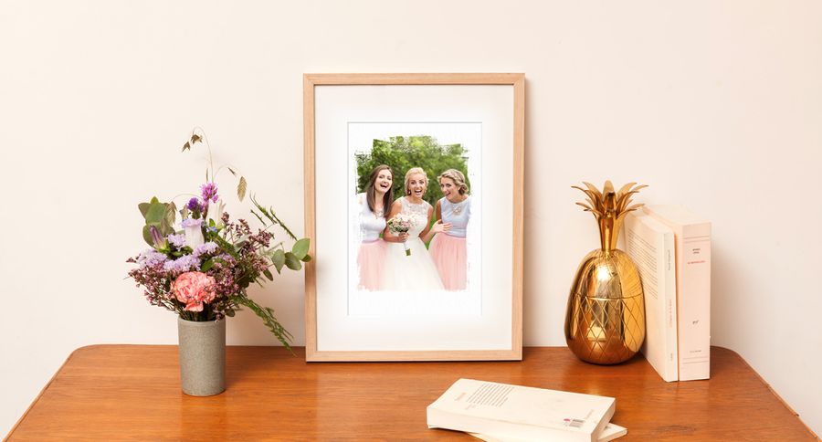 Photo des demoiselles d'honneur ou témoins en robes roses posée sur une table avec fleurs et vase ananas
