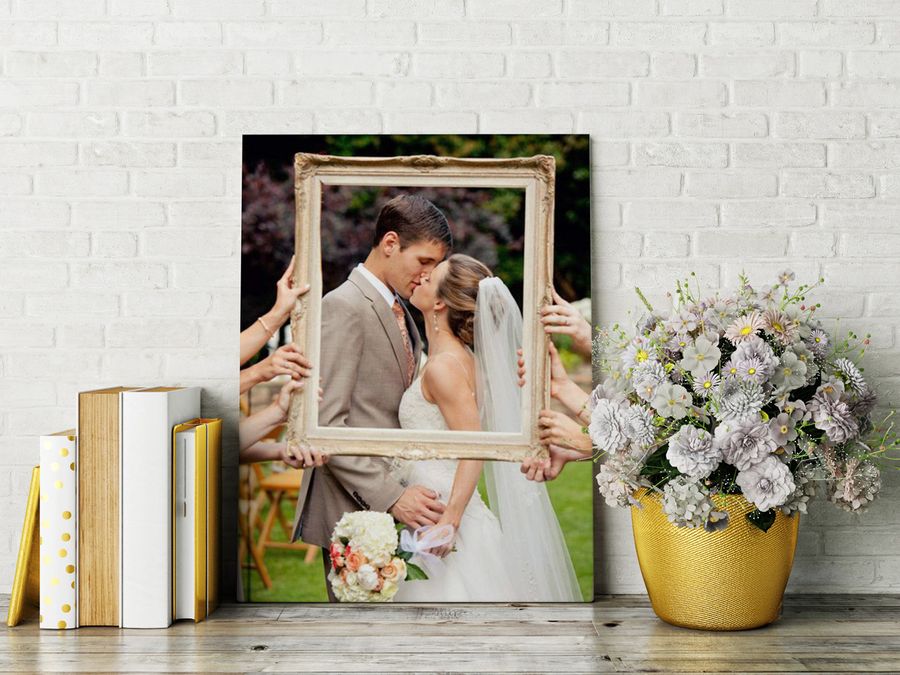Toile photo posée sur une étagère, personnalisée avec une photo de mariage, le marié et la mariée qui s'embrassent