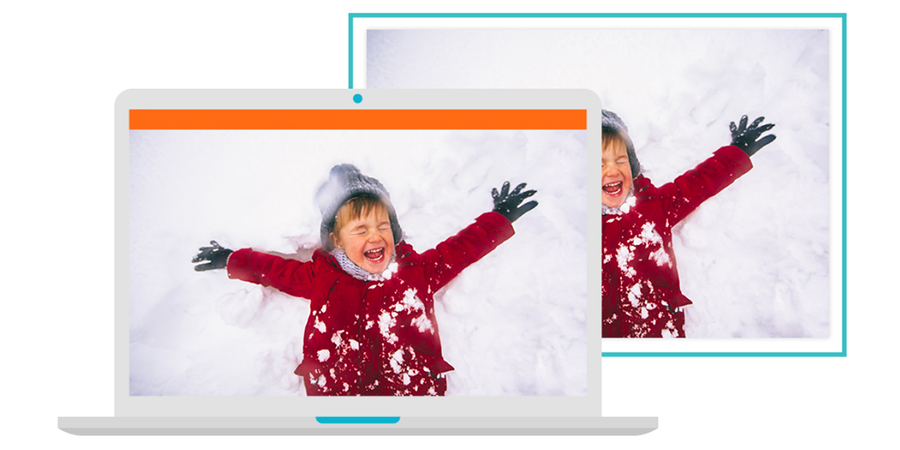 Mère et fils regardant ensemble des photos en souriant.