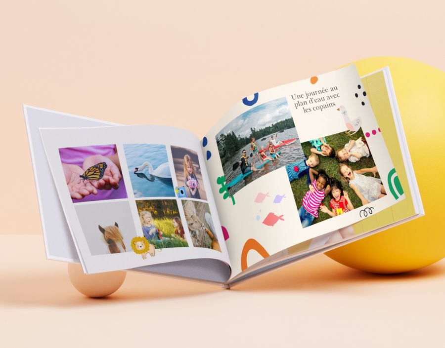 Album photo ouvert sur des pages colorées montrant des enfants jouant ou faisant du paddle board